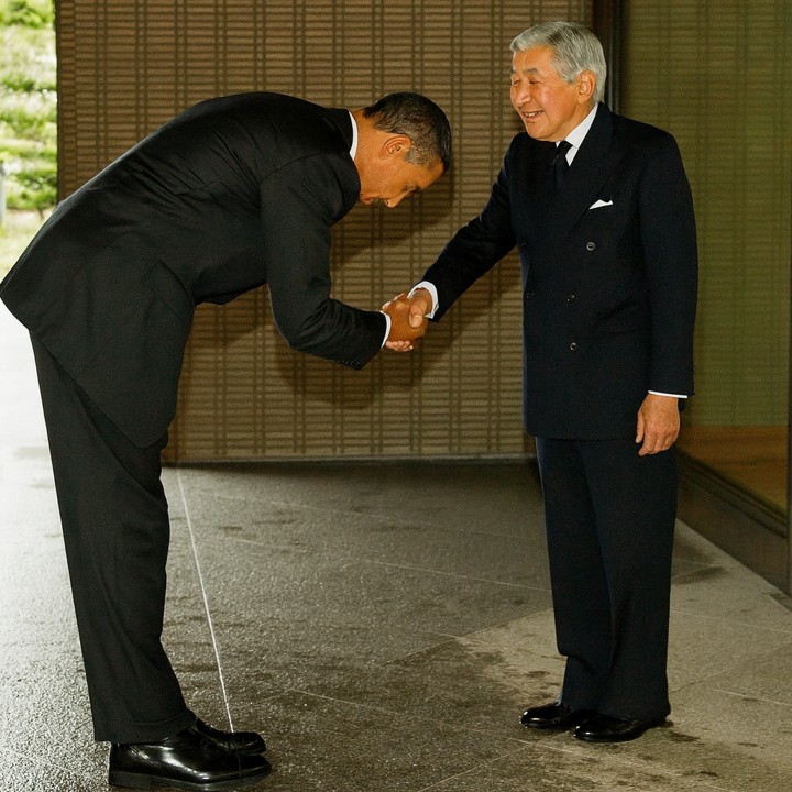 Demut und Achtsamkeit Verbeugung Obama beim japanischen Kaiser