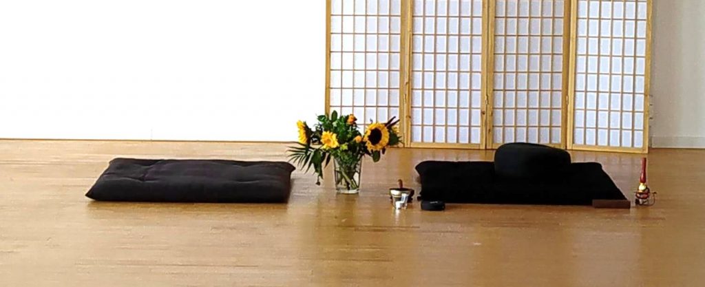 Zen in Landau: zwei Meditationsmatten, Inkin, Takus, Klangschale und Blumenstauß Zen in Landau