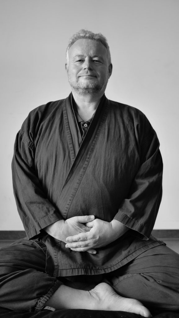 ZEN Südpfalz, Meditierender in Meditationshaltung, im Zazen.