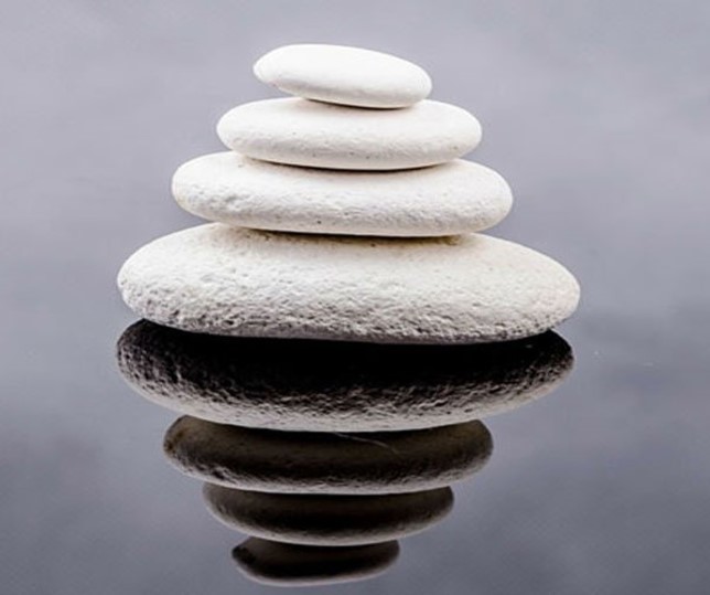Steinstapel mit Spiegelung im Wasser; Teilnahme an Zen Meditation in Neustadt Diedesfeld
