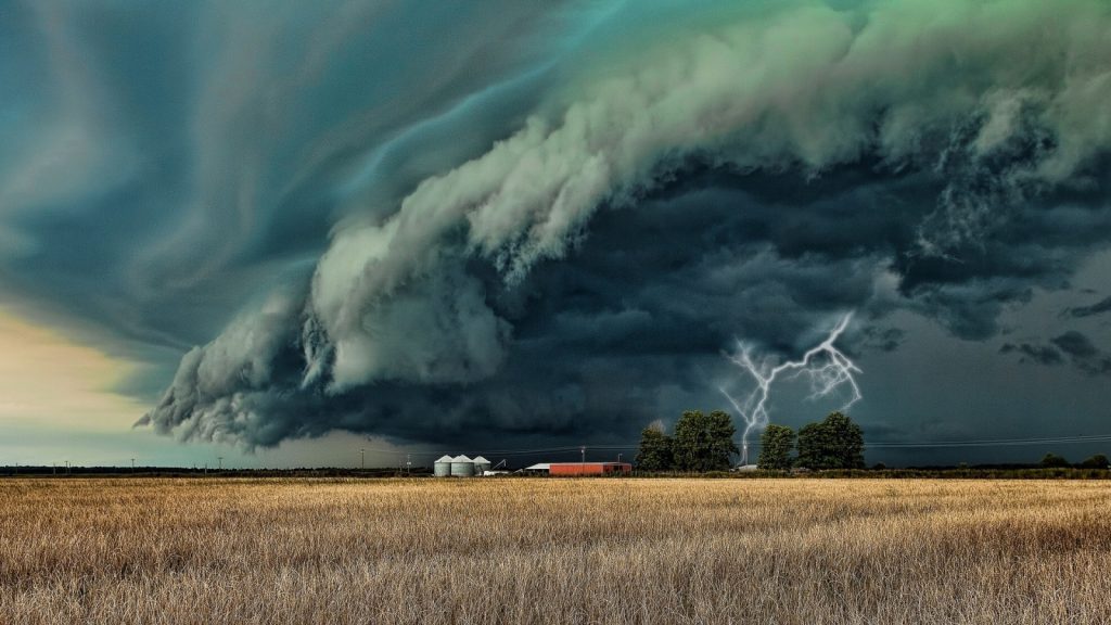 Zeit zum Sitzen - Dunkle, mächtige Wolken am Himmel über freiem Feld, Blitze, Unwetter