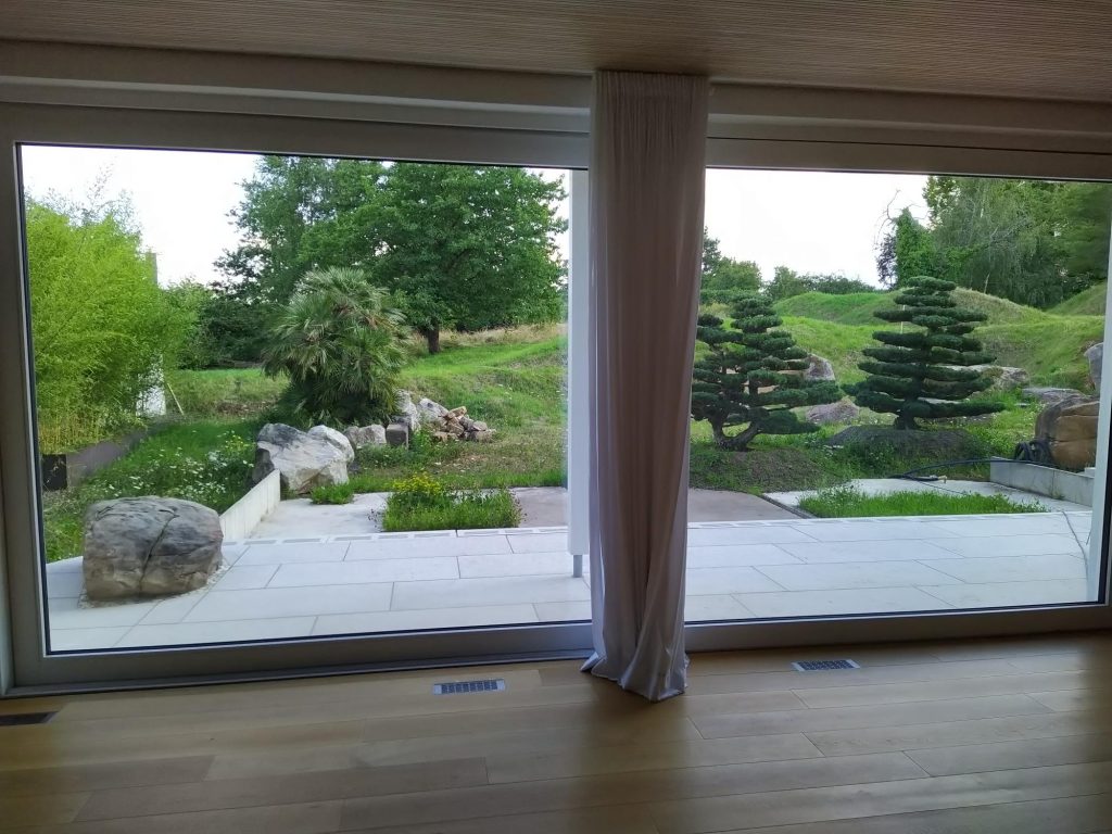 Zen Südpfalz - Unsere Räume. Ausblick in den Zen Garten in Neustadt-Diedesfeld.