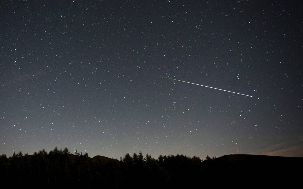 Perseiden – Der flüchtige Moment und die Weite des Zen-Geistes; eine Sternschnuppe erscheint am Nachthimmel